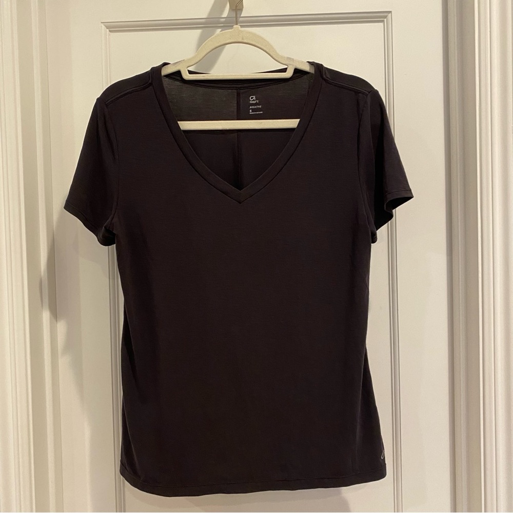GAP BREATHE WORKOUT SHORT SLEEVE V NECK TOP TEE